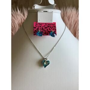 New with tag set 2 pieces necklace & earrings